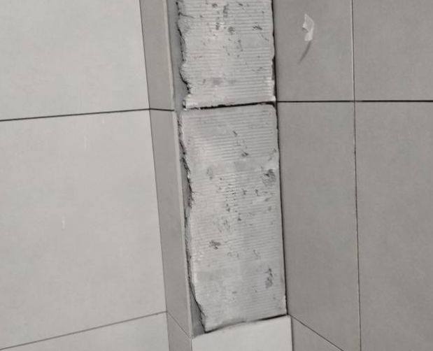金湾瓷砖空鼓维修公司分享下瓷砖施工前基层浇水润湿程度不足，可能导致以下问题