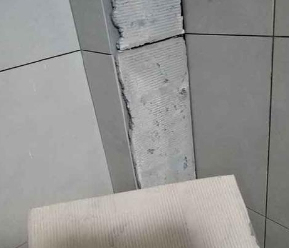 金湾瓷砖空鼓维修公司分享下厨房瓷砖脱落的补救措施。